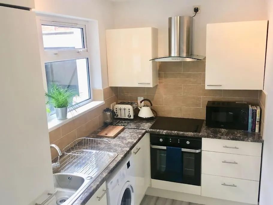 Belfast Townhouse In Prime Location In Belfast City 0*,